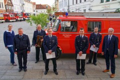 Abteilungsleiterin Feuerwehr Wiebke Held-Witte, Stadtbrandmeister Peter Schmidt, ausscheidender stellvertretender Ortsbrandmeister Harald Kramer, die beiden neuen stellvertretenden Ortsbrandmeister Daniel Sprengel und Johannes Jupe, Ortsbrandmeister Martin Rust und Bürgermeister Lutz Brockmann (v.l.).