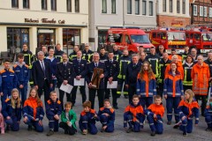 Abteilungsleiterin Feuerwehr Wiebke Held-Witte, Ortsbrandmeister Martin Rust, neuer stellvertretender Ortsbrandmeister Daniel Sprengel, ausscheidender stellvertretender Ortsbrandmeister Harald Kramer, neuer stellvertretender Ortsbrandmeister Johannes Jupe und Stadtbrandmeister Peter Schmidt (Mitte, v.l.) im Kreis der Ortsfeuerwehr Dauelsen auf dem Rathausvorplatz.