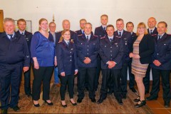 Die Beförderten und Geehrten mit Stadtbrandmeister Peter Schmidt (links), Fachbereichsleiter Philipp Rohlfing (4.v.l.), der stellvertretenden Bürgermeisterin Claudia Wehrstedt (3.v.r.) und dem stellvertretenden Kreisbrandmeister Mario Rosebrock (2.v.r.).