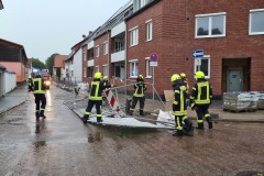 Ein Bauzaun stürzte in der Cluventhalstraße um und wurde durch die Feuerwehr gesichert.