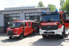 Zwei Löschgruppenfahrzeuge - 50 Jahre liegen zwischen ihnen.