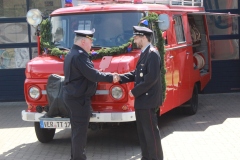 Stadtbrandmeister Peter Schmidt übergibt Ortsbrandmeister Martin Rust den symbolischen Fahrzeugschlüssel.