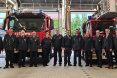 Die geehrten Kameraden zusammen mit Ortsbrandmeister, Stadtbrandmeister und Bürgermeister: Tobias Burmeister, Ulrich Thara, Heinz-Peter Voigt, Frank Becker, Antje Hüser, Arne Püllmann, Sebastian Stelter, Karlheinz Hüneke, Thomas Huth, Markus Fenne, Lutz Brockmann und Peter Schmidt (von links). (