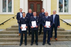 Fachbereichsleiter Sicherheit und Ordnung Philipp Rohlfing, stv. Ortsbrandmeister Scharnhorst Thomas Müller, Stadtbrandmeister Peter Schmidt, Ortsbrandmeister Scharnhorst Michael Müller, Ortsbrandmeister Verden Tobias Burmeister, stv. Ortsbrandmeister Verden Torben Voigt, Bürgermeister Lutz Bruckmann (v.l.).