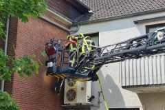 Für die Nachlöscharbeiten kam eine Drehleiter zum Einsatz.