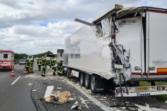 Der auf dem Standstreifen abgestellte LKW. Der auf dem Standstreifen abgestellte LKW.