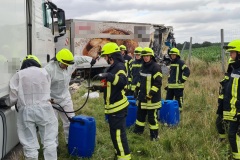 Die Feuerwehr pumpt Kraftstoff aus einem beschädigten Tank ab. Die Feuerwehr pumpt Kraftstoff aus einem beschädigten Tank ab.