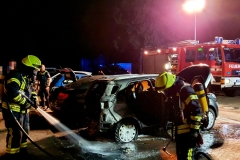 Löscharbeiten am PKW.