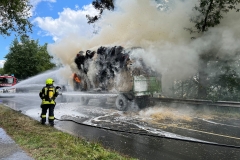 Mittels Wasser und Schaum wurde der Brand bekämpft. Mittels Wasser und Schaum wurde der Brand bekämpft.