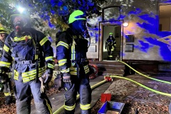 Einsatzkräfte unter Atemschutz.