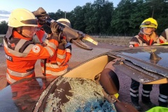 Die Auszubildenden des Rettungsdienstes arbeiten mit der Rettungsschere.