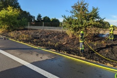 Einsatzkräfte bei Nachlöscharbeiten.