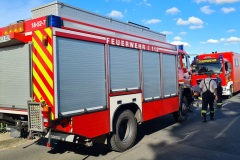 Einsatzfahrzeuge vor Ort.