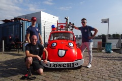 Mirko Bremer und Torben Voigt von der Ortsfeuerwehr Verden (beide links) und Markus Siebels von der Feuerwehr Oyten.