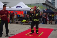 Mirko Bremer mit dem 20kg Schlauchpaket.