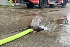 Pumparbeiten an einem Bürogebäude, dessen Keller unter Wasser stand.
