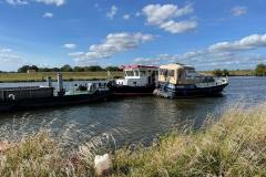 Ein Arbeitsschiff des Wasser- und Schifffahrtsamtes am festsitzenden Boot.