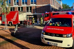 Einsatzfahrzeuge vor Ort.