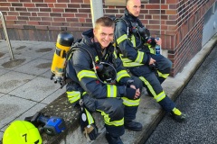 Nach getaner Arbeit: Ein Atemschutztrupp in Bereitstellung.