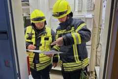 Lageerkundung durch Einsatzleiter und Zugführer.