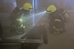 Menschenrettung aus dem vernebelten Gebäude.