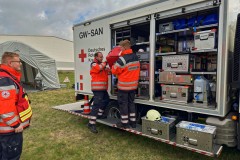 Behandlungsplatz wird eingerichtet.