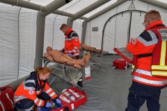 Verletzte Personen werden gesichtet und behandelt.