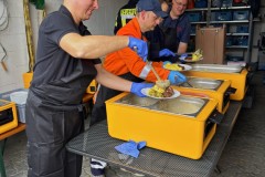 Essensausgabe durch den Logistikzug.