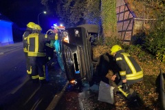 Einsatzkräfte an dem Unfallfahrzeug.