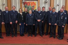 Die beförderten und geehrten Feuerwehrangehörigen mit Kreisbrandmeister Dennis Körte, dem stellvertretendem Stadtbrandmeister Mario Rosebrock, Ortsbrandmeister Jürgen Struß und seinem Stellvertreter Frank Hübner, dem Feuerschutzausschussvorsitzendem Jens Richter sowie der stellvertretenden Bürgermeisterin Johanna König und den Ortsbürgermeistern Wolf Hertz-Kleptow und Mischa Meininger.