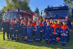Gruppenfoto der erfolgreichen Prüflinge mit Stadtjugendfeuerwehrwart Florian Mesenbrink, seinem Stellvertreter Christian Müller (v.l.) sowie dem stellvertretendem Stadtbrandmeister Mario Rosebrock (rechts).