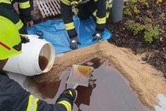 Auslaufendes Hydrauliköl musste gebunden werden.