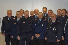 Die gewählten und beförderten Feuerwehrleute mit Bürgermeister Lutz Brockmann (rechts), dem Feuerschutzaussussvorsitzenden Jens Richter, Stadtbrandmeister Peter Schmidt und dem stellvertretrenden Kreisbrandmeister Ulf Carstens.