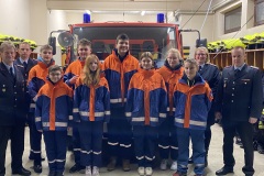 Die Jugendfeuerwehr mit dem stv. Ortsbrandmeister Gerfried Dreyer, Ortsbrandmeister Jürgen Henke, Jugendfeuerwehrwartin Nadine Hustedt und Stadtjugendfeuerwehrwart Florian Mesenbrink (v.l.).