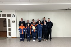 Das Betreuerteam mit den geehrten und gewählten Jugendlichen, Stadjugendfeuerwehrwart Florian Mesenbrink und Ortsbrandmeister Michael Müller