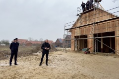 Richtfest der Eisseler Feuerwehrremise mit Ortsbrandmeister Jürgen Henke und Bürgermeister Lutz Brockmann (v.l.).