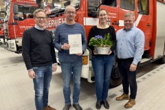 Fachbereichsleiter Philipp Rohlfing, Jubilar Rüdiger Stephan, Abteilungsleiterin Wiebke Held-Witte sowie Stadtbrandmeister Peter Schmidt (v.l.).