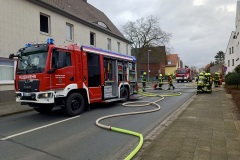 Einsatzkräfte vor dem Gebäude.