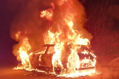 Beim Eintreffen der Feuerwehr steht der PKW in Vollbrand.