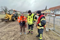 Abstimmen des Vorgehens zwischen Tanja Wolters (Betriebshof) sowie Michael und Thomas Müller von der Ortsfeuerwehr Scharnhorst.