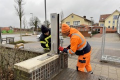 Aufbau der mobilen Hochwasserschutzmauer.