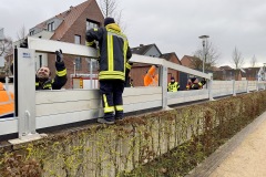 Aufbau der mobilen Hochwasserschutzmauer.