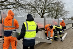 Aufbau der mobilen Hochwasserschutzmauer.