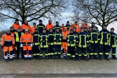 Das Aufbauteam am Samstagvormittag an der festen Hochwasserschutzmauer.