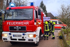 Einsatzfahrzeuge im Weizenweg.