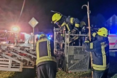 Die Drehleiter wird für den Einsatz vorbereitet.