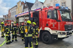 Einsatzkräfte machen sich für den Einsatz bereit.