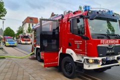 Einsatzfahrzeuge vor Ort.