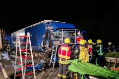 Rettungsarbeiten an einem der beiden LKW.