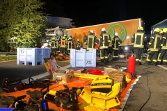 Mit schwerem hydraulischen Gerät mussten die Insassen befreit werden.